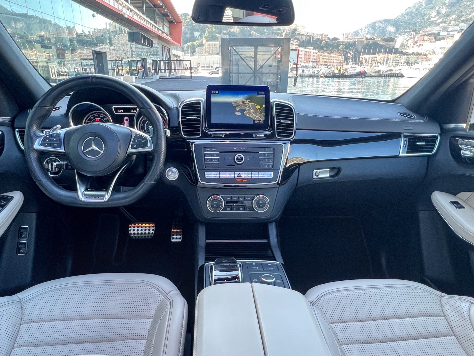 Poste de conduite du GLS 63 AMG face au port de Monaco