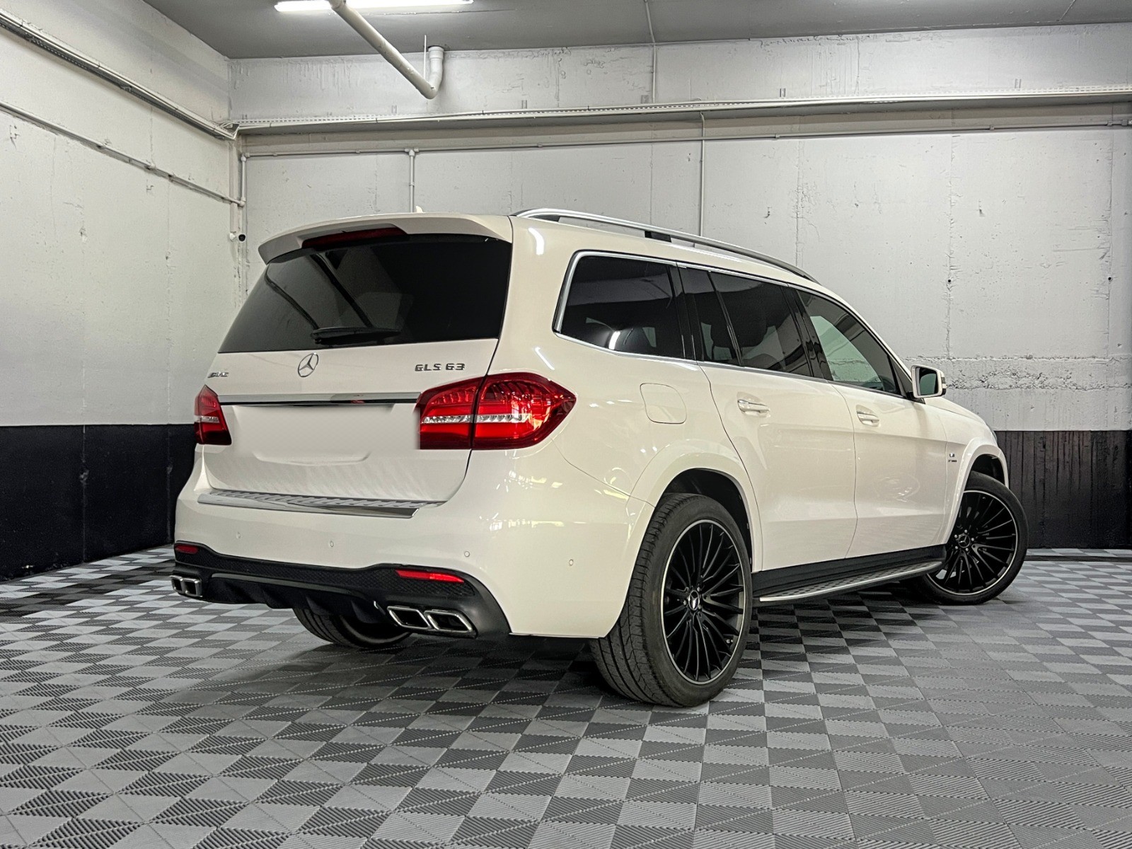 Mercedes-AMG GLS 63 blanche de trois-quarts arrière